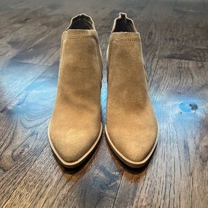 Women’s size 6.5 Dolce Vita Tan Suede Ankle Boots - New Condition